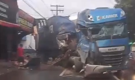 Carreta desgovernada atinge comércios e causa destruição no Jardim Guanabara, em Goiânia