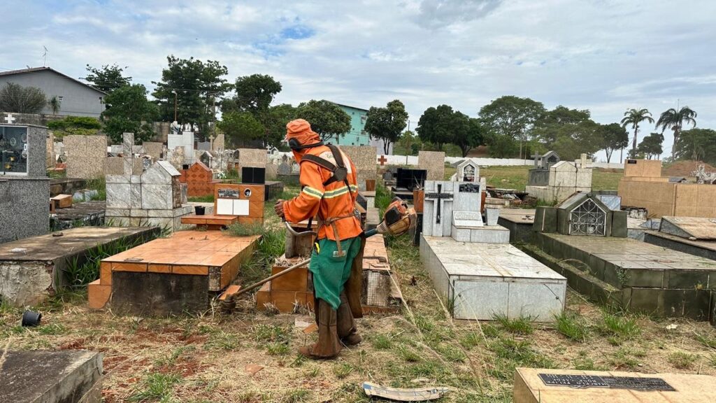 Comurg realiza força-tarefa de limpeza nos cemitérios de Goiânia