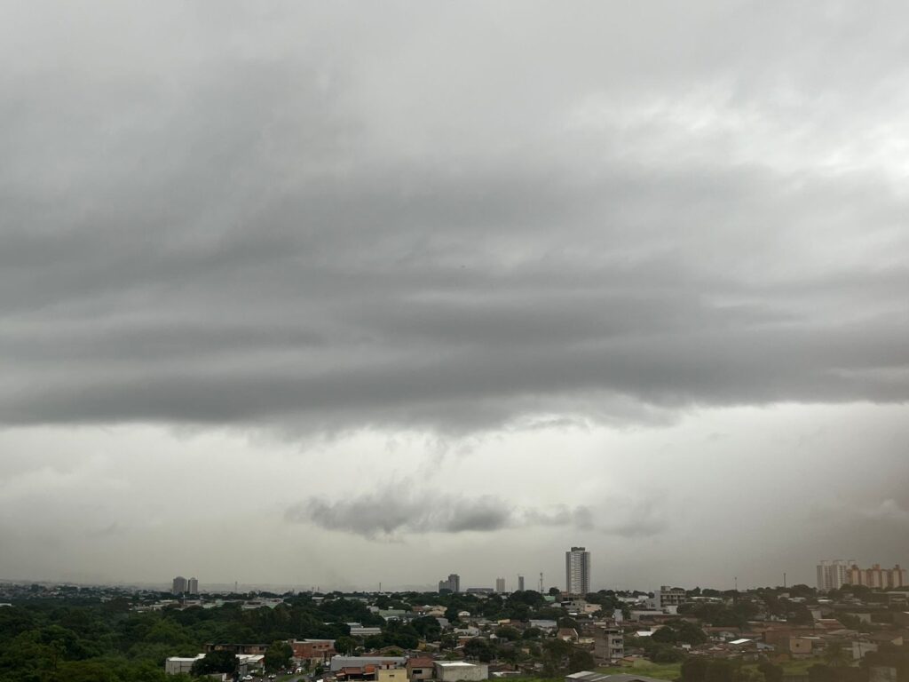 Inmet tem alerta laranja e amarelo para chuvas em quase todo o Brasil