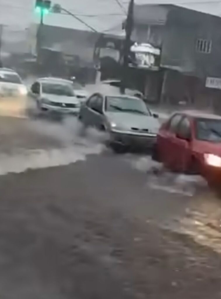 Chuva forte alaga ruas e causa transtornos em Goiânia