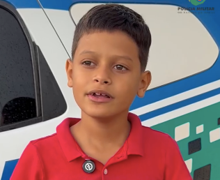 Policiais ajudam criança que vendia balas em terminal de Goiânia para comprar material escolar