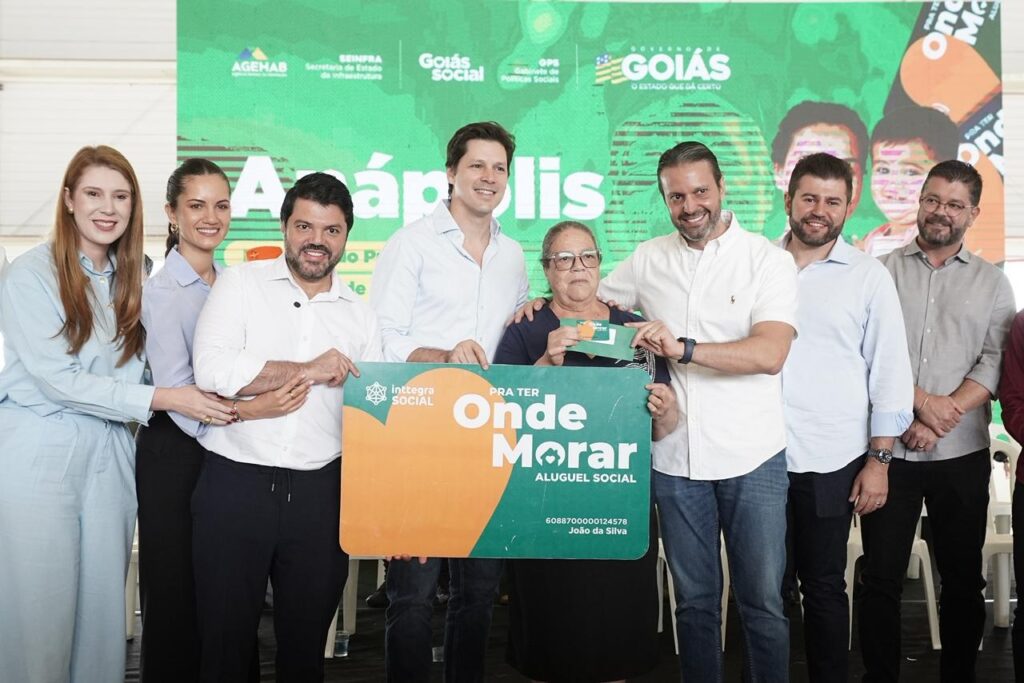Daniel Vilela entrega 862 cartões do Aluguel Social em Anápolis