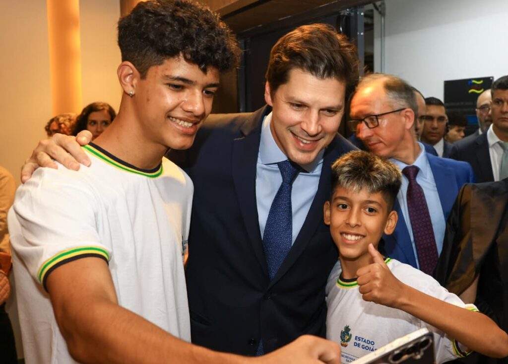 “Lyceu é um presente para o futuro”, diz Daniel Vilela na reinauguração do 1º colégio estadual bilíngue