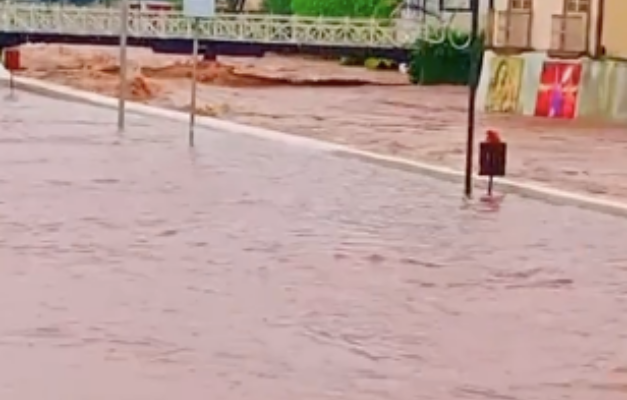 Rio Vermelho transborda na cidade de Goiás por conta das chuvas