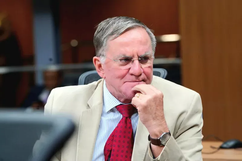 Gomide passa por cirurgia na coluna em Goiânia nesta quarta-feira (7)