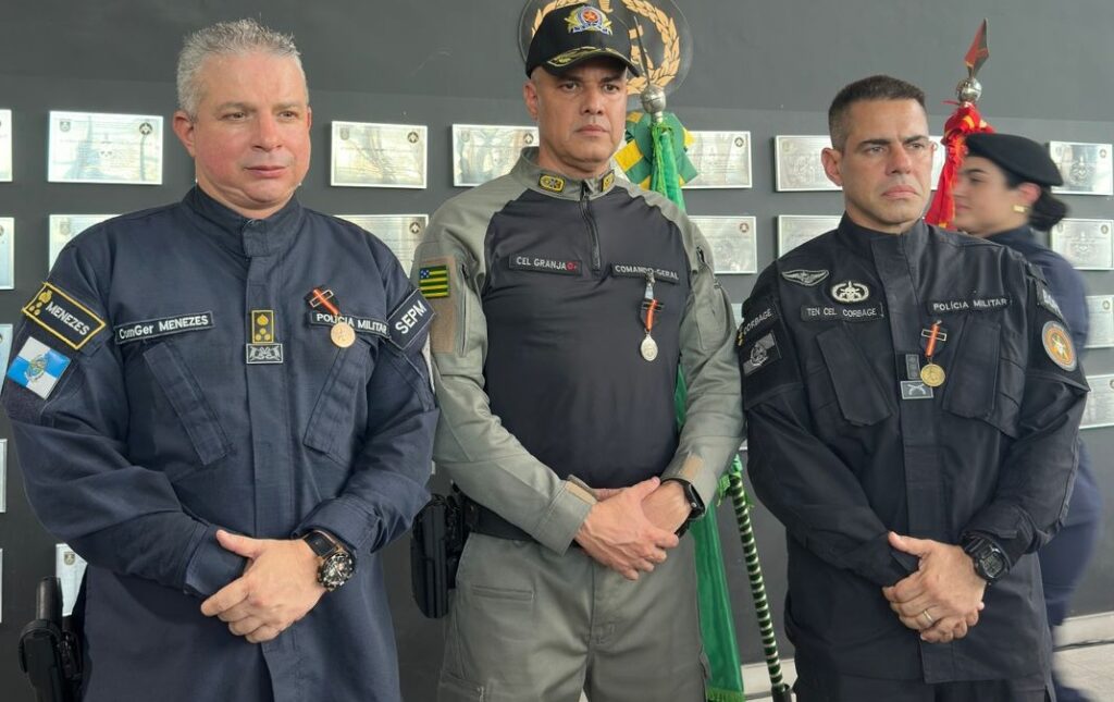 Comandante-geral da PM de Goiás recebe medalha do Bope do Rio de Janeiro