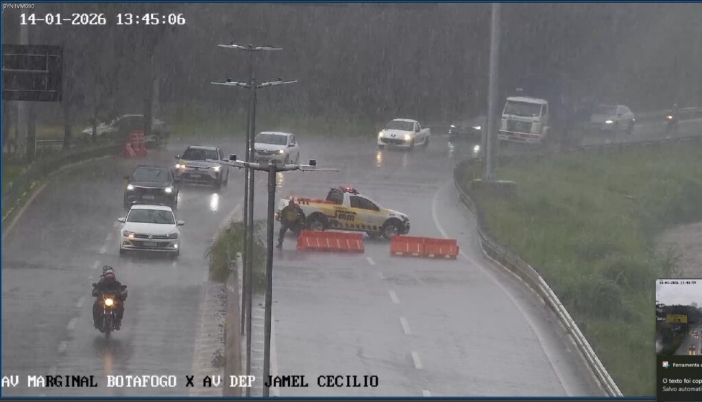 Marginal Botafogo é bloqueada após chuva forte em Goiânia