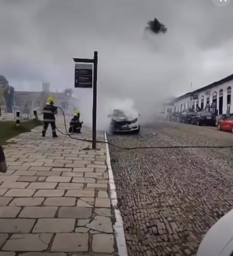 Carro pega fogo na região central de Pirenópolis e assusta moradores e turistas 