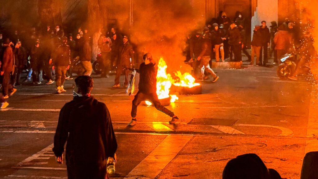 Total de mortos em repressão a protestos no Irã sobe para mais de 500, dizem ativistas