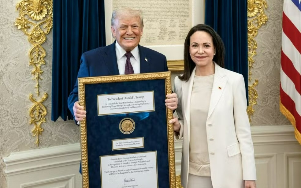 Fundação do Nobel reage após María Corina dar medalha a Trump: ‘Prêmio é inseparável’