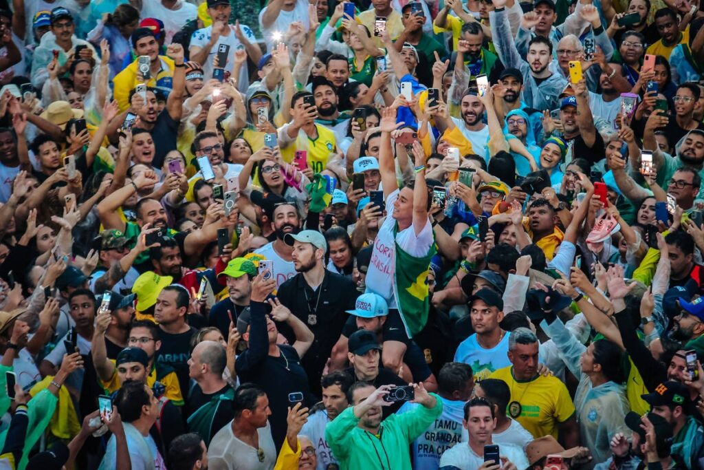 Manifestantes são feridos por raio em ato que aguarda chegada de Nikolas em Brasília