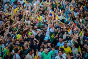 Manifestantes são feridos por raio em ato que aguarda chegada de Nikolas em Brasília