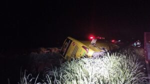 Tombamento de ônibus na GO-080 deixa passageiros feridos e mobiliza equipes de resgate