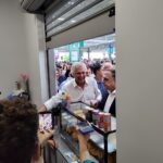 Caiado cumprimenta atendentes de lanchonete no terminal (Foto: José Abrão/A Redação)