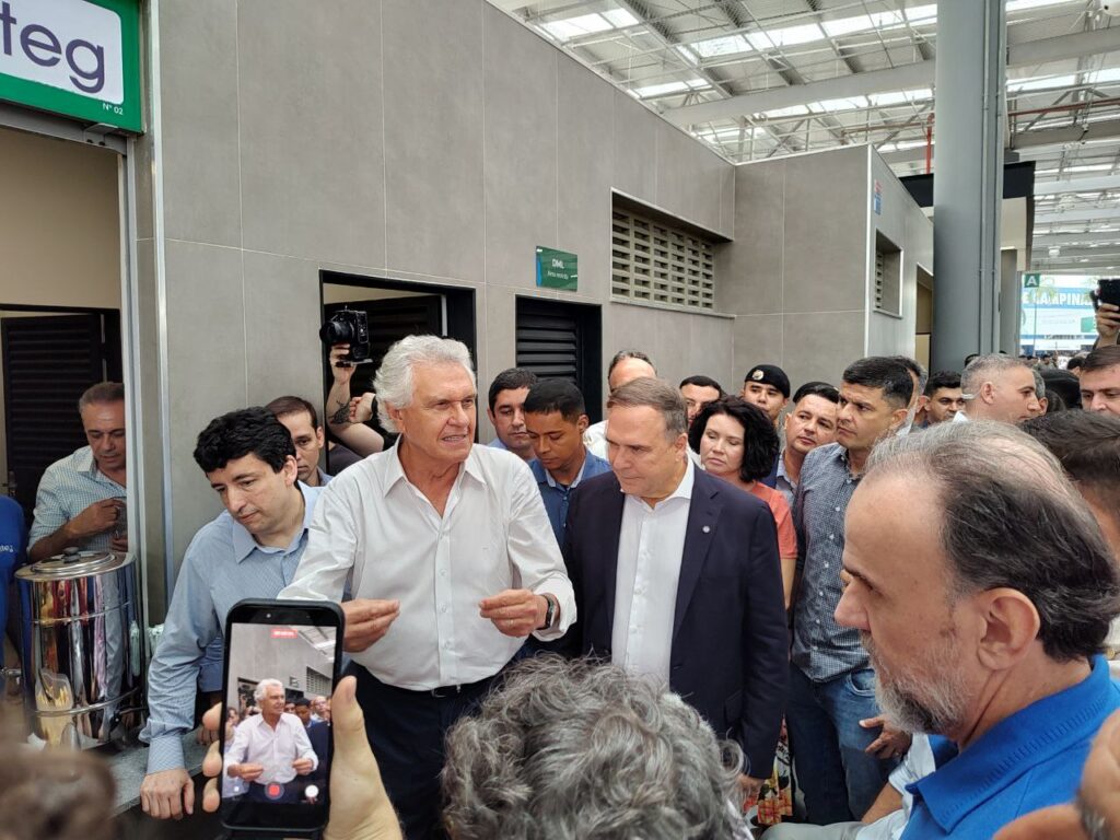 Caiado e Mabel circulam pelo novo terminal Praça A em Goiânia (Foto: José Abrão/A Redação)