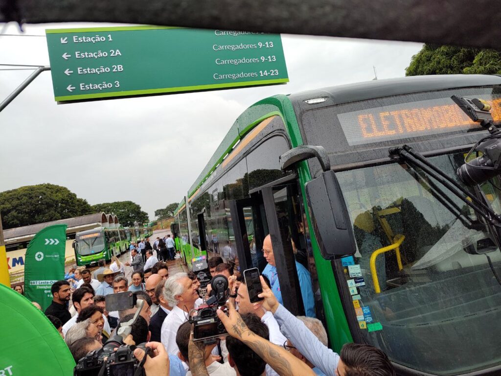 Caiado embarca no maior ônibus elétrico do mundo (Foto: José Abrão/A Redação)