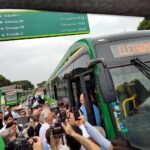 Caiado embarca no maior ônibus elétrico do mundo (Foto: José Abrão/A Redação)