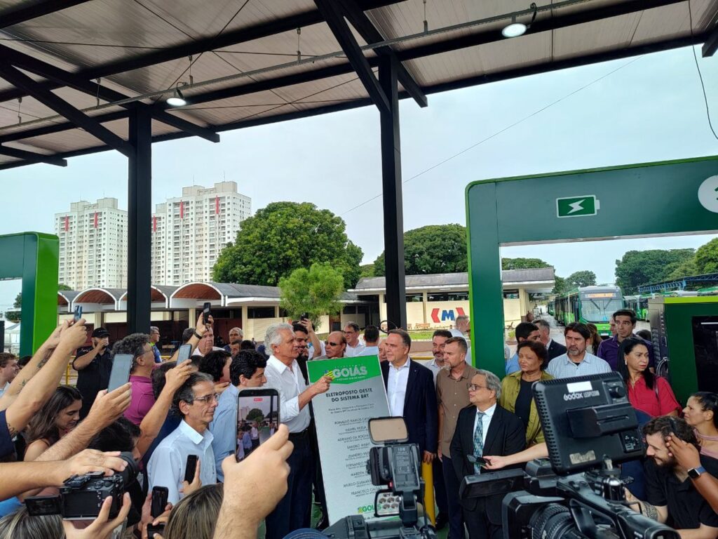 Caiado e Mabel descerram a placa do Eletroposto Oeste (Foto: José Abrão/A Redação)