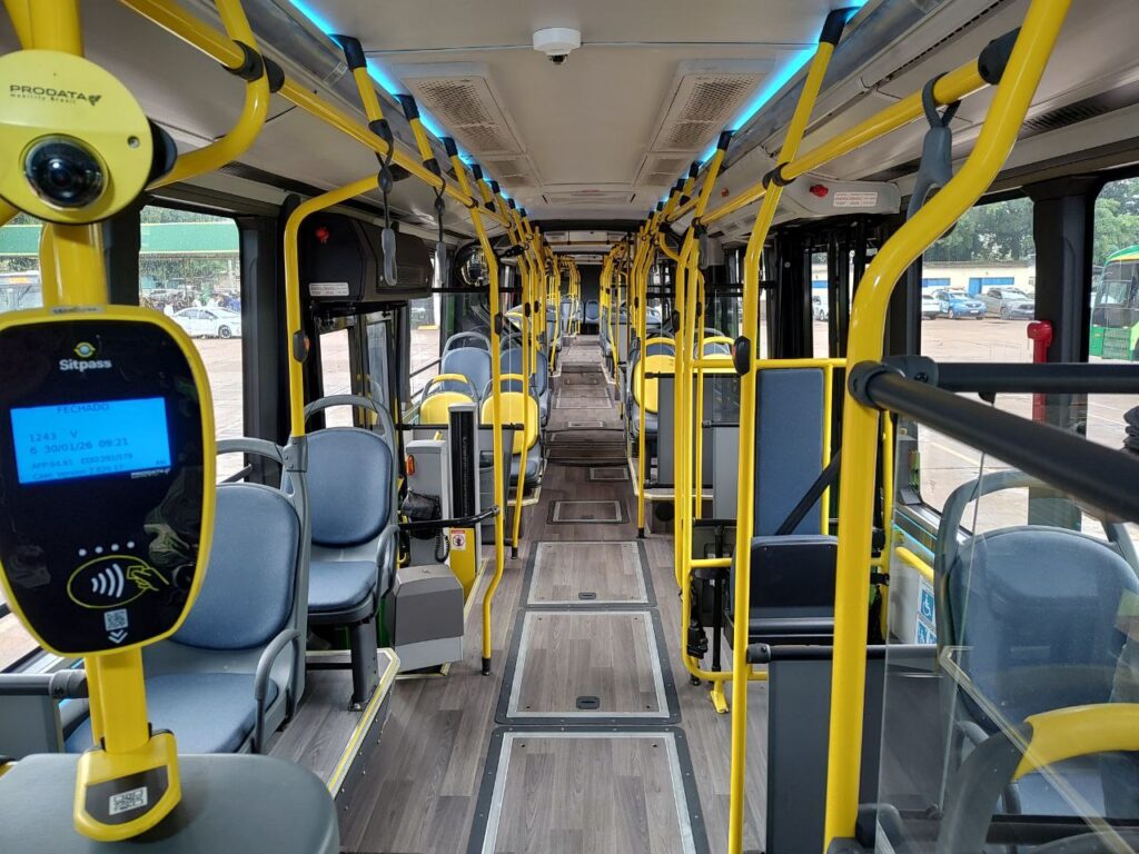 Interior do maior ônibus elétrico do mundo (Foto: José Abrão/A Redação)