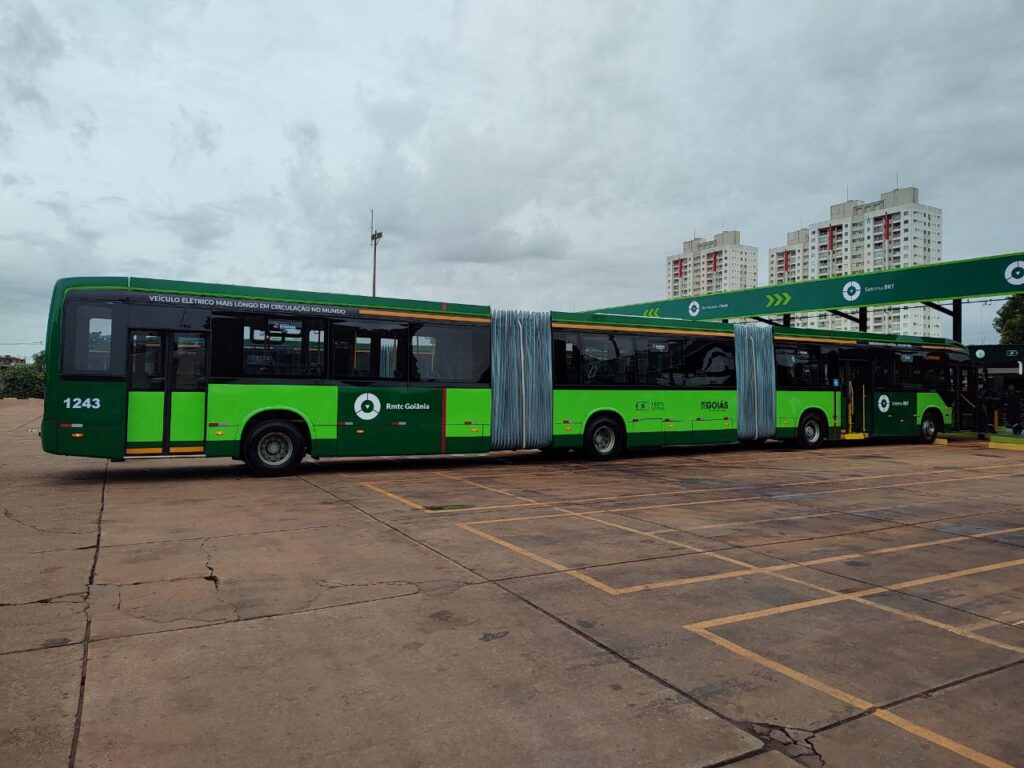 Exterior do maior ônibus elétrico do mundo (foto: José Abrão/A Redação)