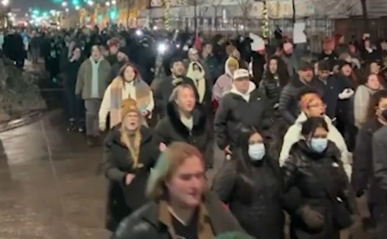 Estados Unidos têm protestos após mulher ser morta por agente de imigração em Minnesota