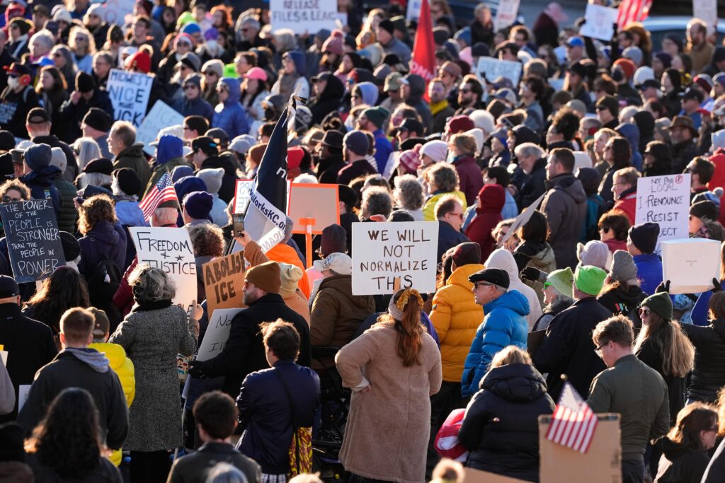 Protestos contra polícia de imigração dos EUA reúnem milhares após morte em Minneapolis