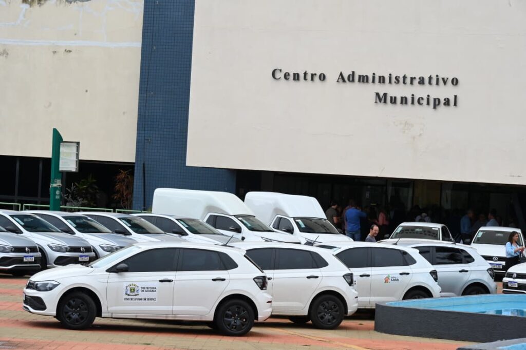 Mabel entrega novos veículos para reforçar frota da Secretaria de Saúde de Goiânia