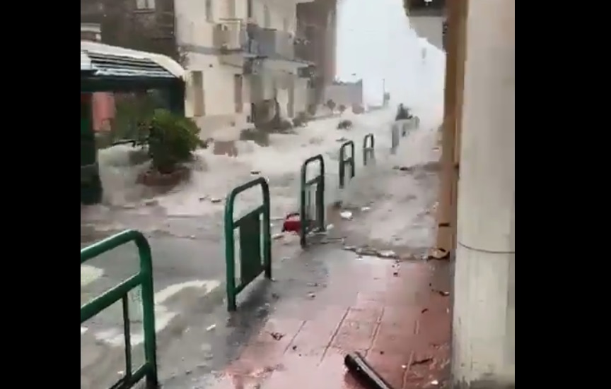 Ciclone Harry forma ondas de até 10 metros e assusta cidades costeiras da Itália