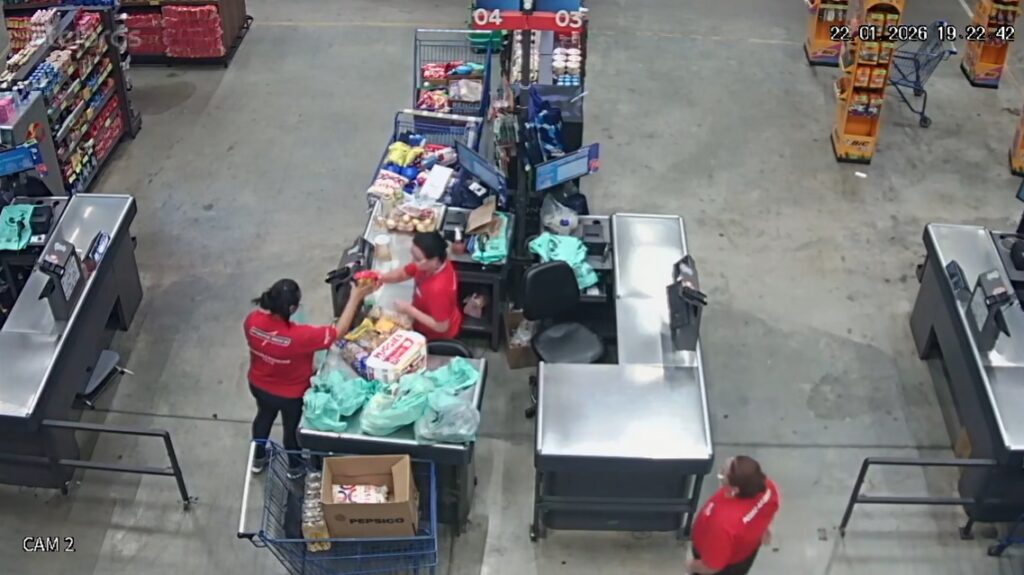 Operadora de caixa é presa em Goiânia por registrar compra de R$ 3,1 mil e cobrar R$2,99