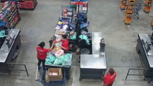 Operadora de caixa é presa em Goiânia por registrar compra de R$ 3,1 mil e cobrar R$2,99