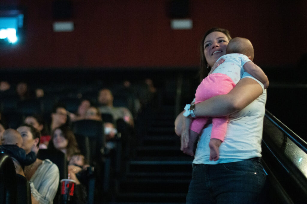 Mãe com bebê no CineMaterna (Foto: divulgação)
