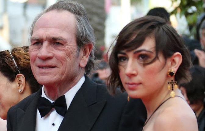 Filha de Tommy Lee Jones, Victoria Jones é encontrada morta aos 34 anos