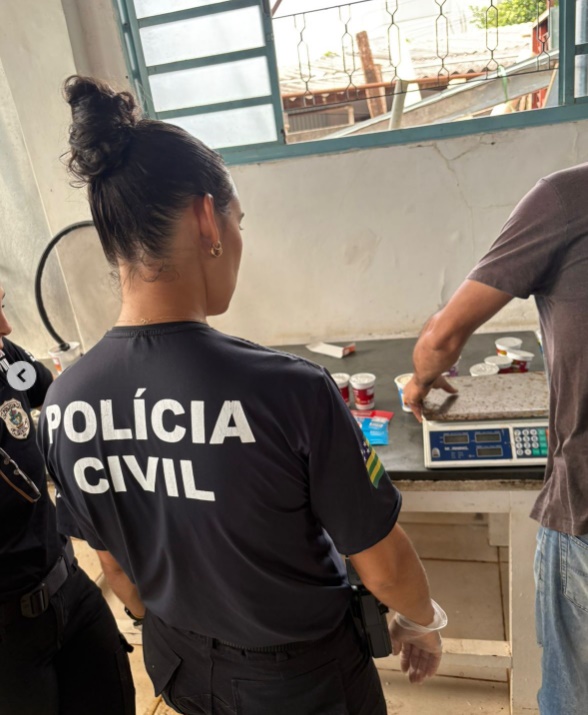 Polícia apreende mais de 1 tonelada de produtos vencidos e insumos impróprios ao consumo em comércios no Setor Pedro Ludovico em Goiânia
