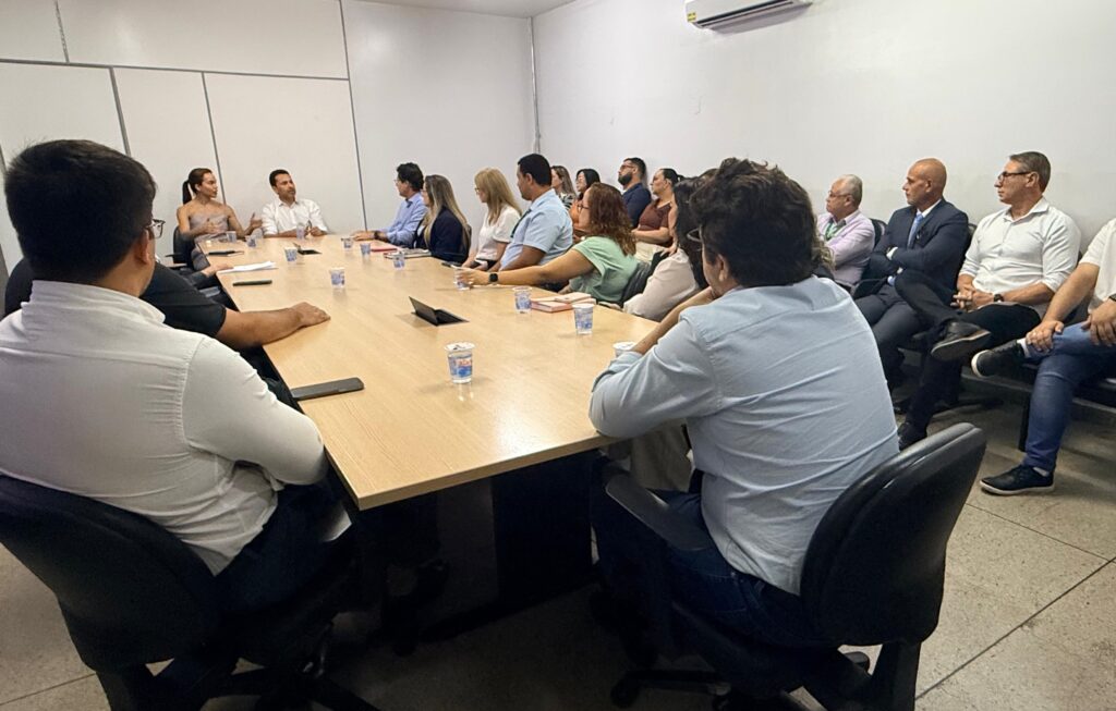 Em visita à Secretaria de Saúde, Leandro Vilela discute avanços, desafios e novos investimentos no setor