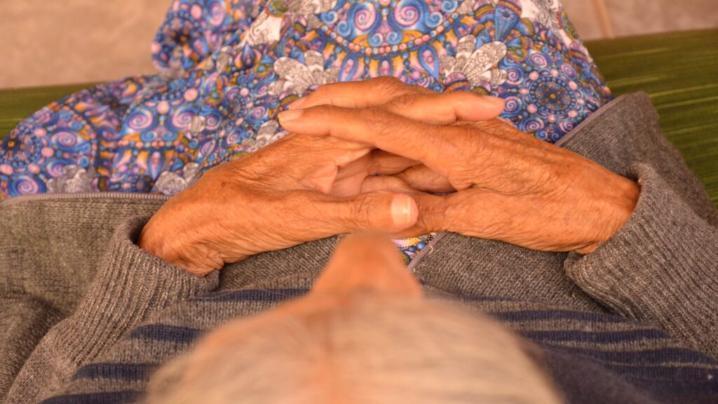 Defensoria Pública garante que filhos contribuam com cuidados de idosa com Alzheimer em Valparaíso de Goiás