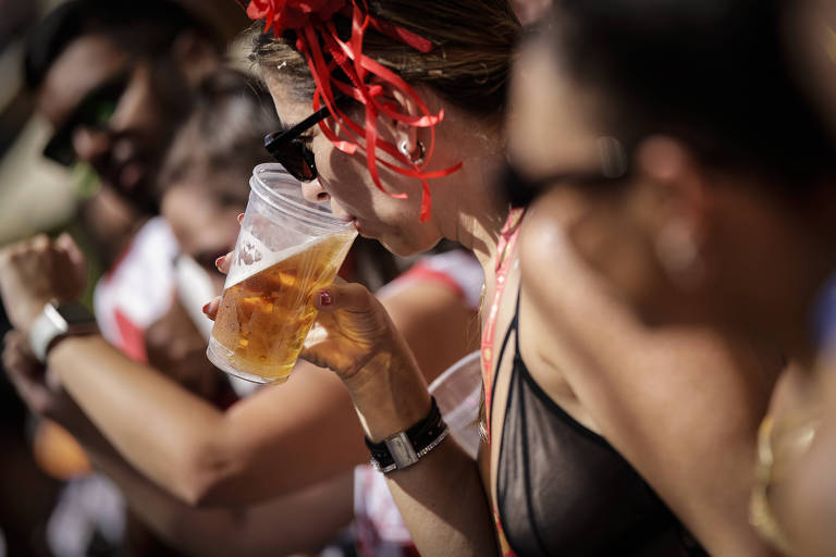 Consumo de bebidas dispara no Carnaval e médicos pedem atenção à hidratação