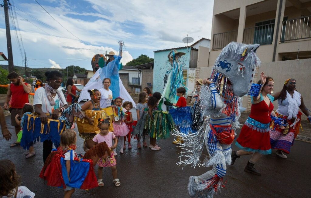 Folia Goiás reúne blocos tradicionais e cortejos culturais no interior do estado