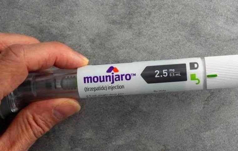 Anvisa apreende lotes falsos de Mounjaro e proíbe 'chip da beleza' com Nesterone