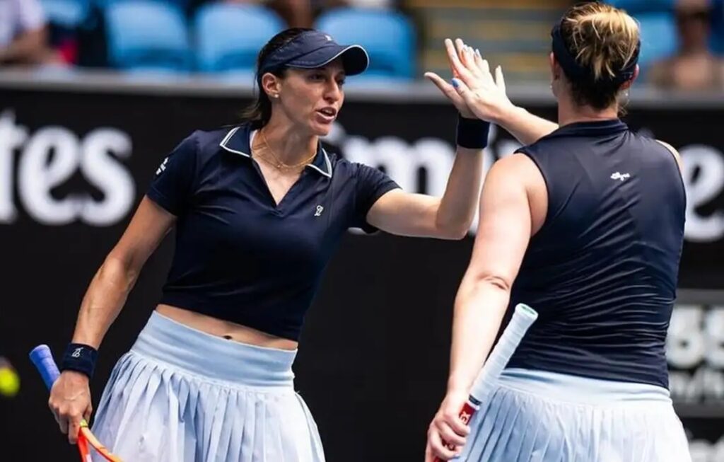 Dupla de Stefani vence 2º jogo e vai às quartas do WTA 1000 de Doha