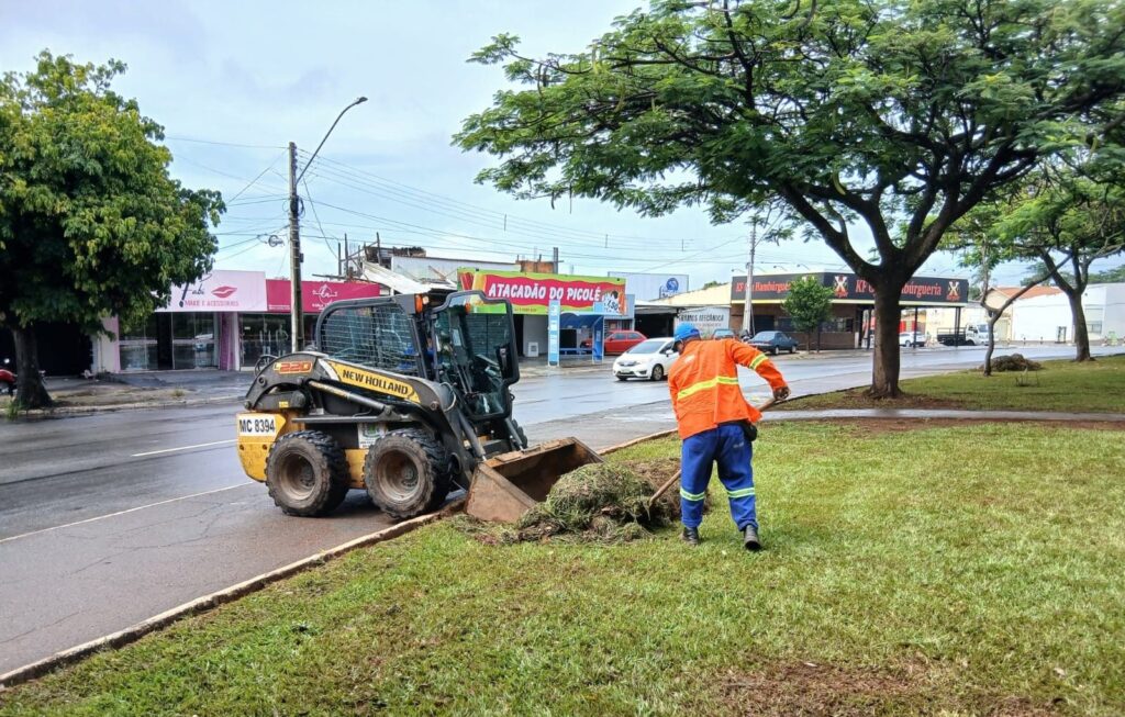 Comurg remove 50 toneladas de mato em força-tarefa no Jardim Novo Mundo