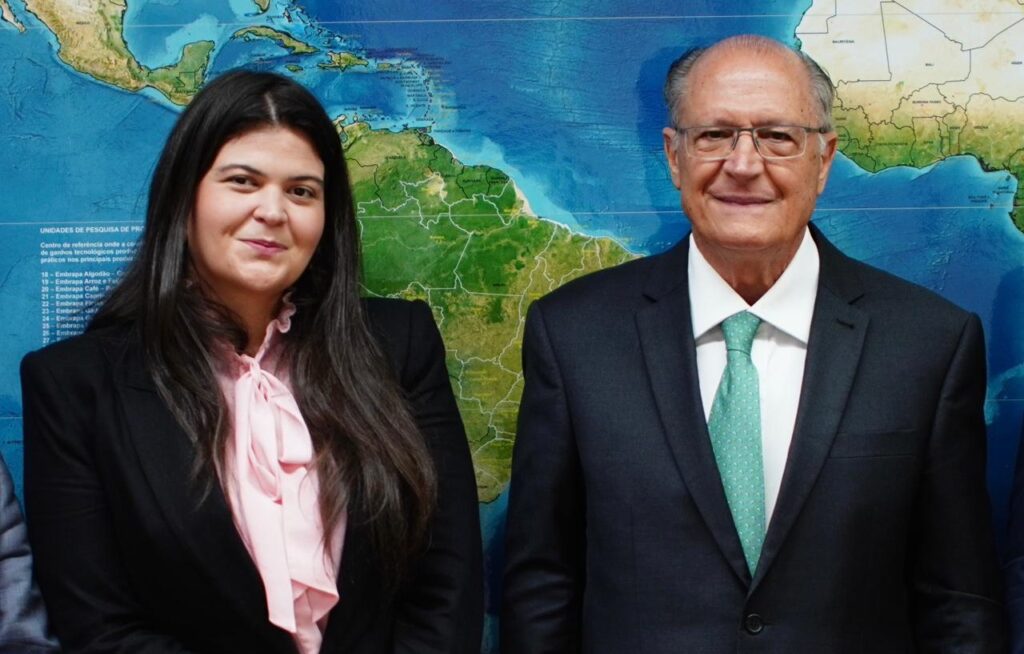 Aava Santiago oficializa filiação ao PSB em evento com Geraldo Alckmin e João Campos em Goiânia