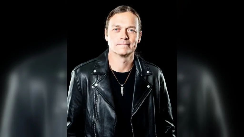 Morre Brad Arnold, vocalista da banda de rock 3 Doors Down, aos 47 anos