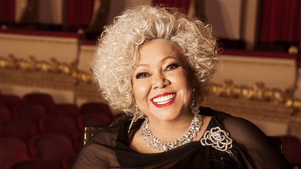 Alcione desembarca em Goiânia com clássicos da carreira