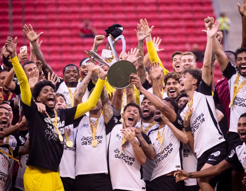 Corinthians vence Flamengo e é bicampeão da Supercopa Rei