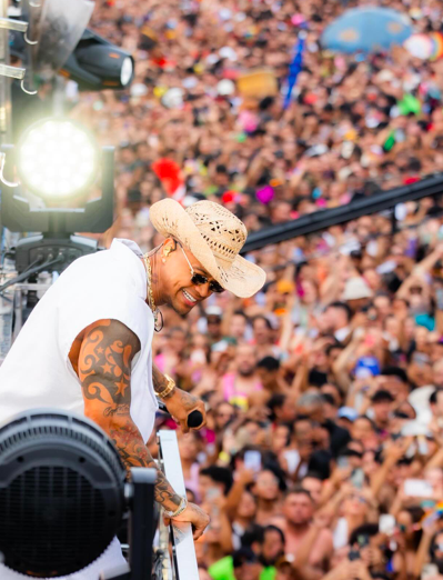 “Jamais esquecerei”, diz Léo Santana ao se emocionar no pré-Carnaval de Goiânia