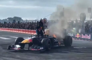 Carro de Yuki Tsunoda, piloto da F1, pega fogo em evento de exibição nos EUA