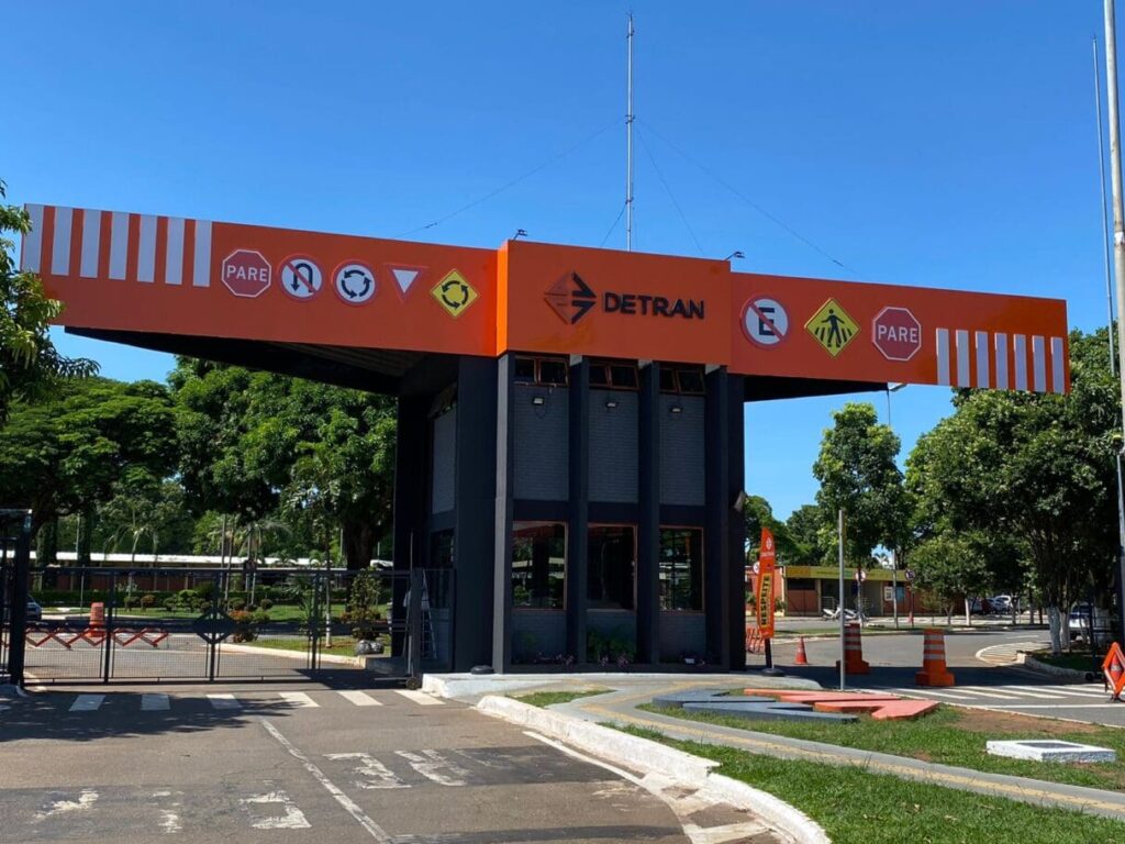 Detran de Goiás realiza leilão com quase 3 mil veículos