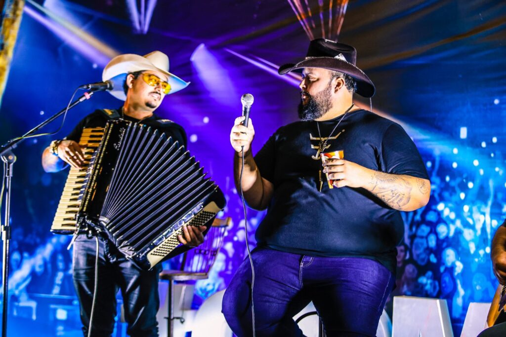 Hugo e Castellari animam Carnaval de Caiapônia com show no trio elétrico