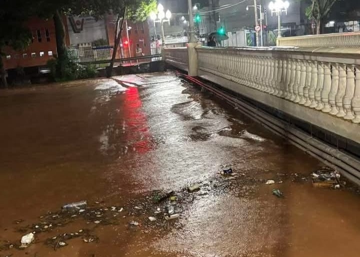 Rio cheio na cidade (Foto: reprodução/X)