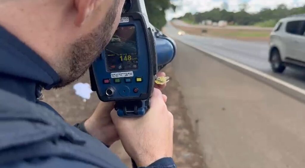 PRF flagra “festival de velocidade” no início da Operação Carnaval em Goiás